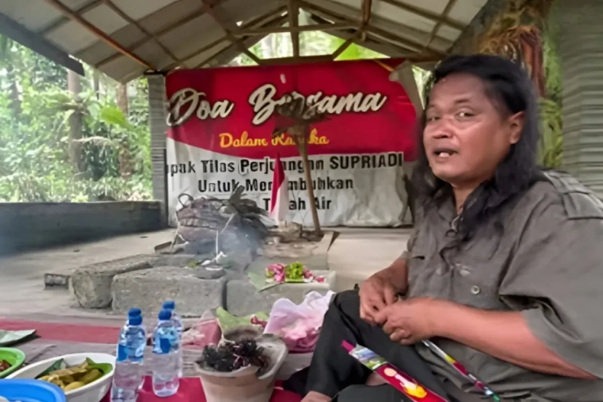 Kang Suroso di kompleks makam Mbah Harjo, Blitar, Jawa Timur