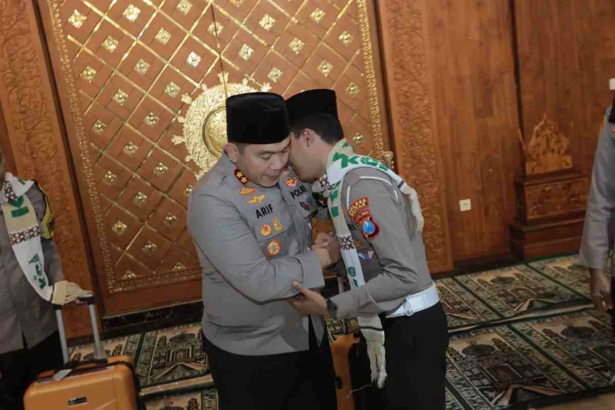 Kapolres Blitar, AKBP Arif Fazlurrahman, memberikan salam perpisahan dan doa kepada salah satu personel Polres Blitar yang akan berangkat umroh, Senin (21/7/2025).