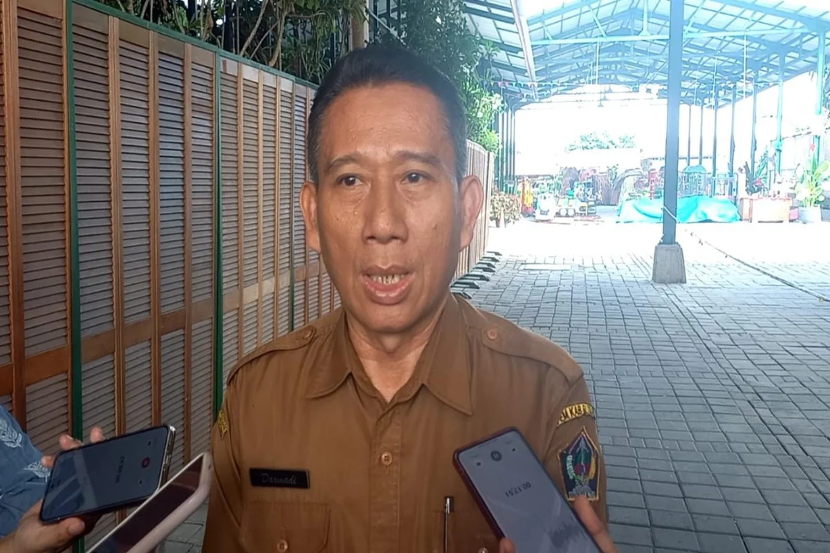 Kepala Disperindag Kabupaten Blitar, Darmadi, memberikan keterangan kepada media usai meninjau pelaksanaan program pembinaan industri tembakau, Rabu (19/11/2025).