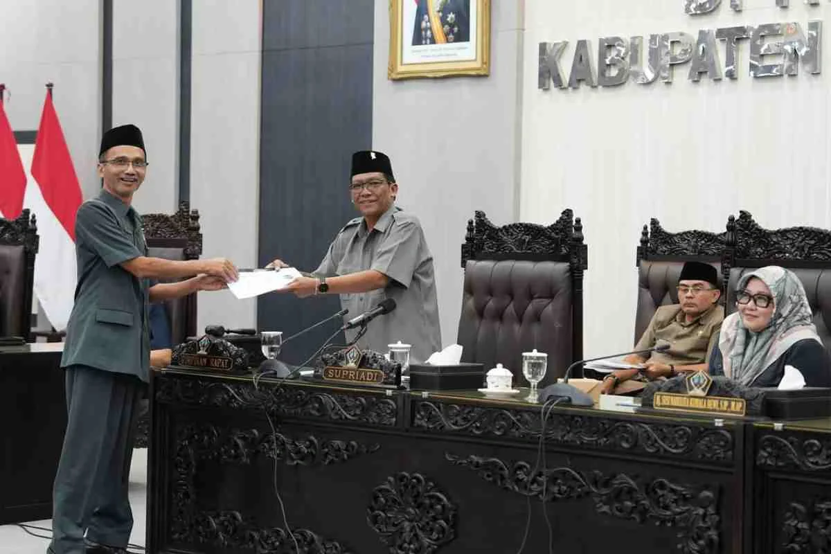 Ketua DPRD Kabupaten Blitar, Supriadi, menerima laporan akhir Ranperda dari Pansus dalam Rapat Paripurna Ketua DPRD Kabupaten Blitar, Supriadi, menerima laporan akhir Ranperda dari Pansus dalam Rapat Paripurna.
