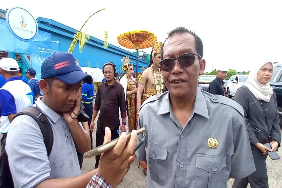Ketua DPRD Kabupaten Blitar, Supriadi, saat memberikan keterangan kepada awak media, Sabtu (8112025). Ketua DPRD Kabupaten Blitar, Supriadi, saat memberikan keterangan kepada awak media, Sabtu (8/11/2025).