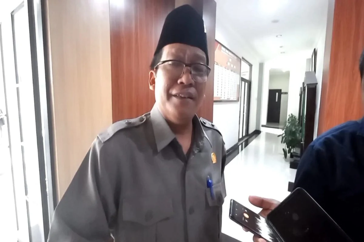 Ketua DPRD Kabupaten Blitar, Supriadi, saat memberikan keterangan kepada awak media di lingkungan kantor dewan.