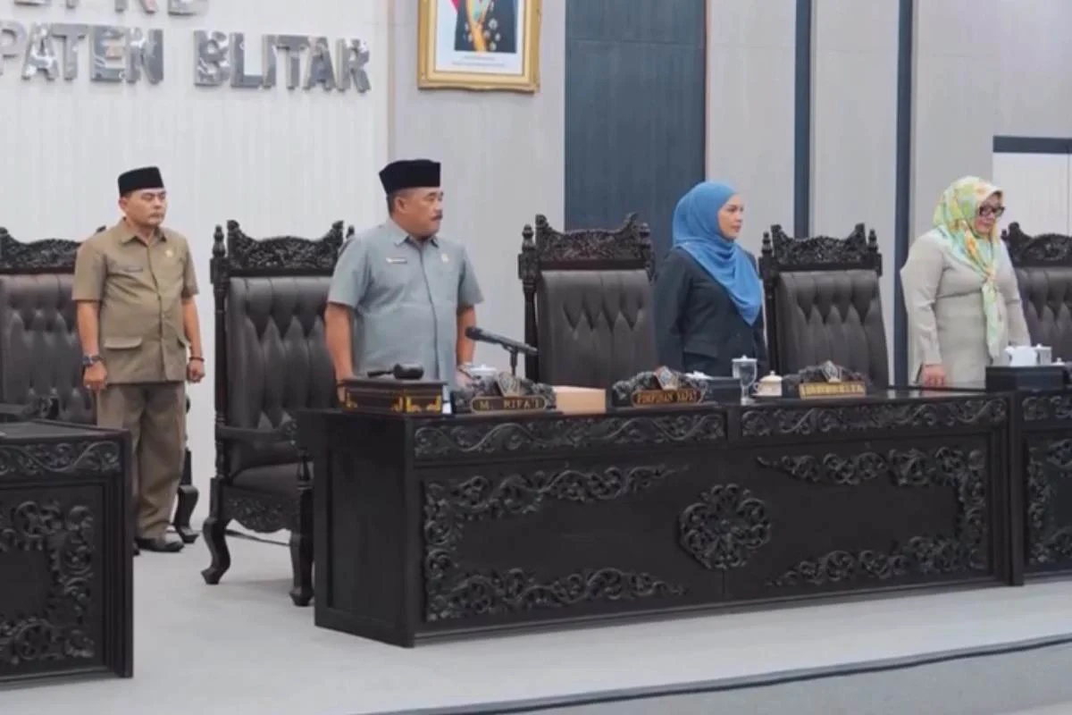Ketua I DPRD Kabupaten Blitar, H. M. Rifa’i, didampingi jajaran pimpinan dewan lainnya, saat menghadiri Rapat Paripurna dengan agenda Ketua I DPRD Kabupaten Blitar, H. M. Rifa’i, didampingi jajaran pimpinan dewan lainnya, saat menghadiri Rapat Paripurna dengan agenda penyampaian Nota Keuangan dan Rancangan Peraturan Daerah (Raperda) tentang Anggaran Pendapatan dan Belanja Daerah (APBD) Tahun Anggaran 2026, Senin malam (3/11/2025).