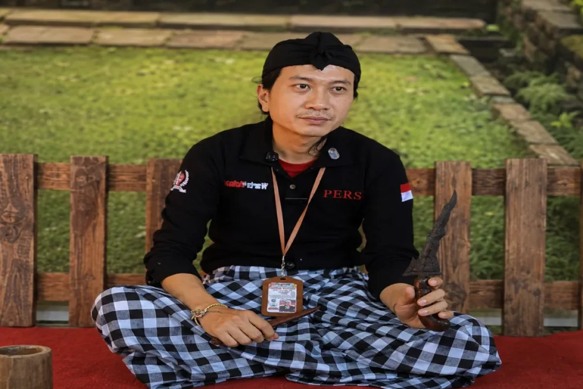 Kolektor Benda Pusaka, Erwin menunjukan salah satu benda yang di klaim memiliki energi spiritual Kolektor Benda Pusaka, Erwin menunjukan salah satu benda yang di klaim memiliki energi spiritual