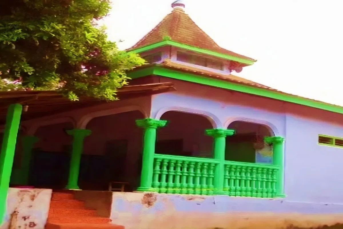 Masjid Al Faqih, pusat Pasulukan Tarekat Naqsyabandiyah di Dukuh Bandung, Tlogo, Kanigoro, Blitar Masjid Al Faqih, pusat Pasulukan Tarekat Naqsyabandiyah di Dukuh Bandung, Tlogo, Kanigoro, Blitar