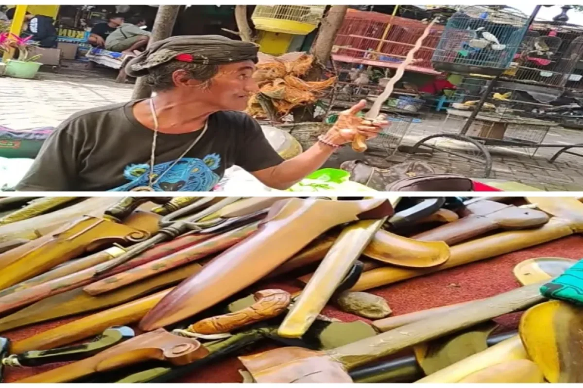 Mbah Nardi menunjukkan sejumlah pusaka koleksinya di Pasar Burung Joyo Madiun. Tangkapan layar YouTube Pakdhe Yadi Mbah Nardi menunjukkan sejumlah pusaka koleksinya di Pasar Burung Joyo Madiun. Tangkapan layar YouTube Pakdhe Yadi