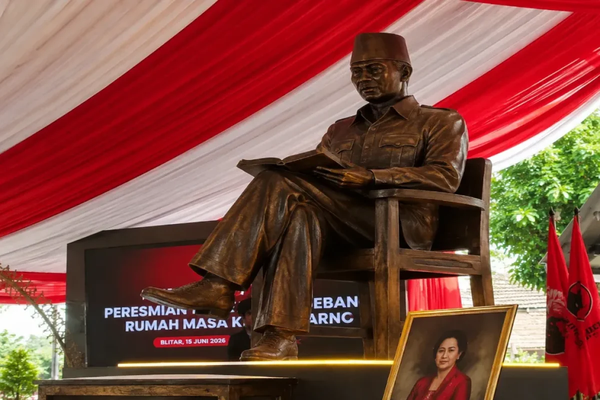 Patung Bung Karno setinggi lima meter yang menjadi ikon baru kawasan Istana Gebang, Kota Blitar Patung Bung Karno setinggi lima meter yang menjadi ikon baru kawasan Istana Gebang, Kota Blitar
