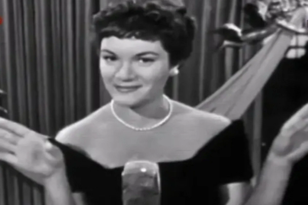 Connie Francis dalam penampilan di era 1958-an. Lagu lawasnya 'Pretty Little Baby' kini viral kembali berkat TikTok.