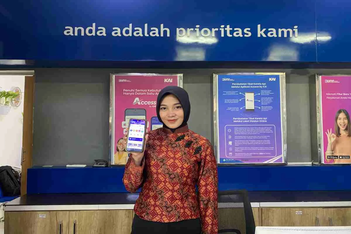 Petugas KAI menunjukkan tampilan aplikasi Access by KAI yang kini mendukung pemesanan tiket hingga 30 menit sebelum keberangkatan, Kamis (1072025). Petugas KAI menunjukkan tampilan aplikasi Access by KAI yang kini mendukung pemesanan tiket hingga 30 menit sebelum keberangkatan, Kamis (1072025).