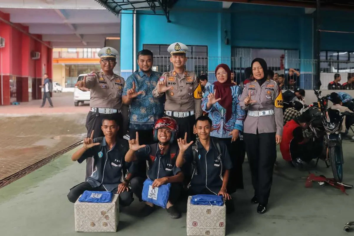 Petugas Satlantas Polres Blitar bersama pihak sekolah memberikan pembinaan kepada pelajar pelanggar lalu lintas dalam Operasi Zebra Semeru 2025.