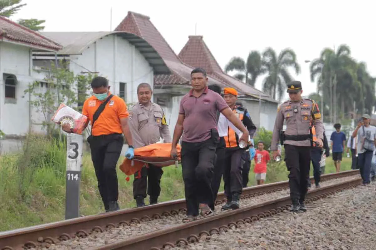 Petugas kepolisian bersama tim SAR mengevakuasi jenazah perempuan yang tertabrak Kereta Api Matarmaja di jalur rel Kelurahan Bence, Kecamatan Garum Petugas kepolisian bersama tim SAR mengevakuasi jenazah perempuan yang tertabrak Kereta Api Matarmaja di jalur rel Kelurahan Bence, Kecamatan Garum, Kabupaten Blitar, Senin (27/10/2025).