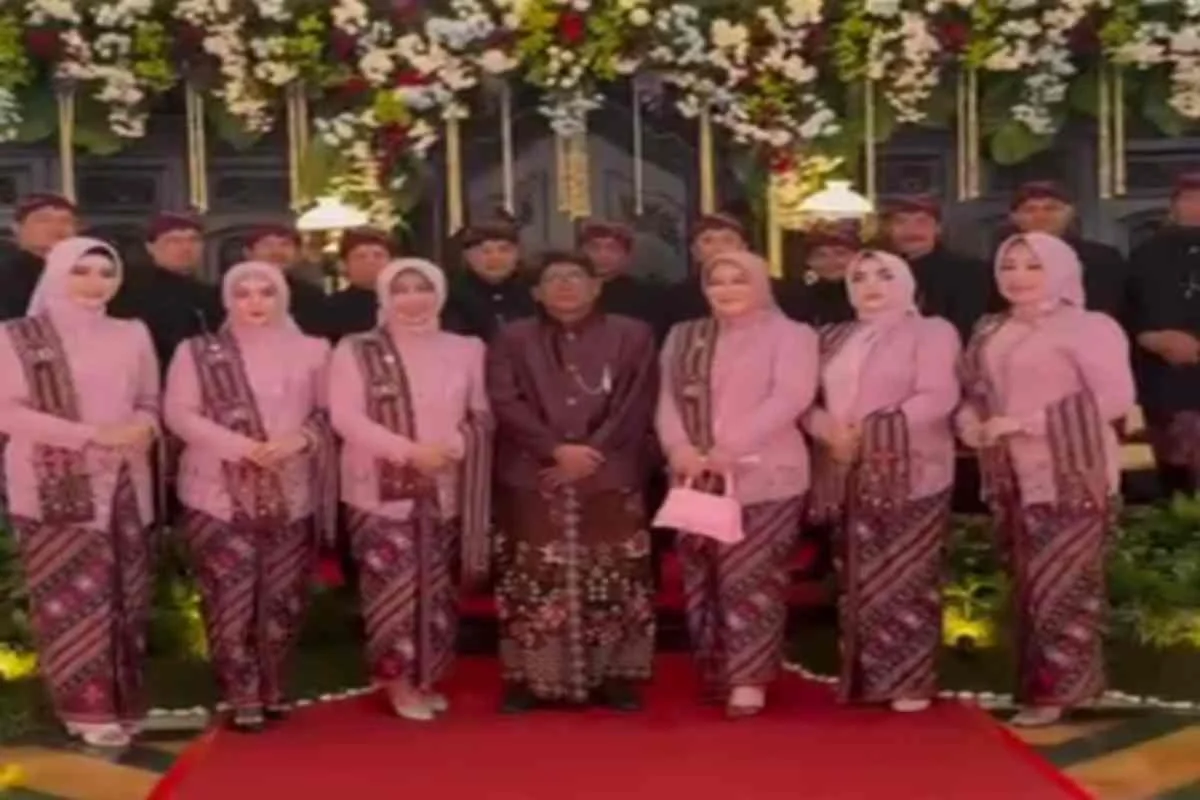 Pisowanan Ageng Hari Jadi ke-701 Kabupaten Blitar, Pimpinan DPRD bersama jajaran Forkopimda kenakan busana adat Jawa sebagai simbol pelestarian budaya Pisowanan Ageng Hari Jadi ke-701 Kabupaten Blitar, Pimpinan DPRD bersama jajaran Forkopimda kenakan busana adat Jawa sebagai simbol pelestarian budaya