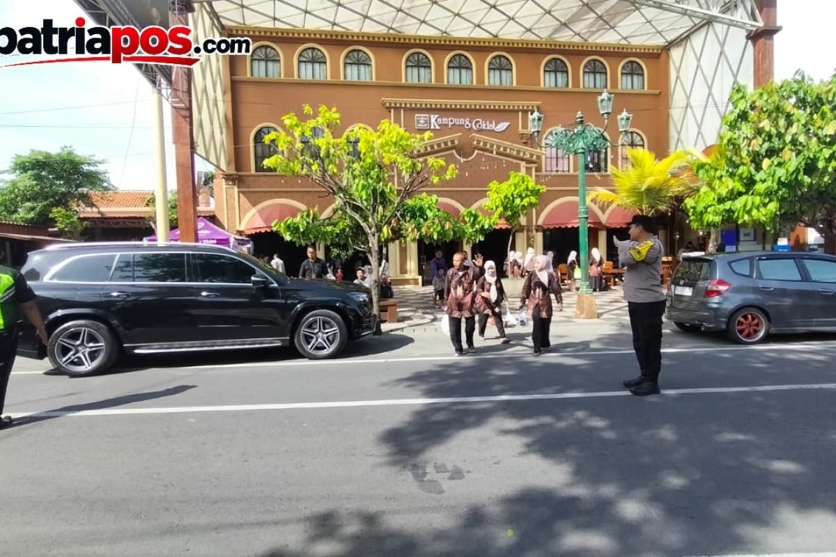 Polish_20260913_191936001 Petugas kepolisian bersama petugas keamanan melakukan pengamanan dan pengaturan arus lalu lintas di kawasan Kampung Coklat, Kabupaten Blitar, Minggu (13/9/2026).