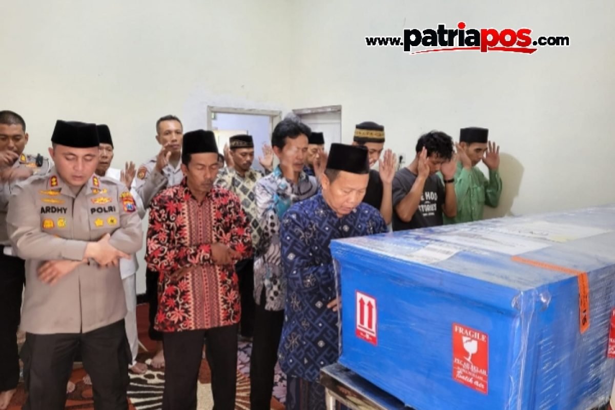 Polish_20260915_181953909 Kapolres Blitar AKBP Ardhy Zul Hasbih Nasution bersama keluarga dan warga melaksanakan doa bersama di rumah duka korban insiden Kapal Virgo Transport, Reyner Fausta Yosilianto, di Kabupaten Blitar.