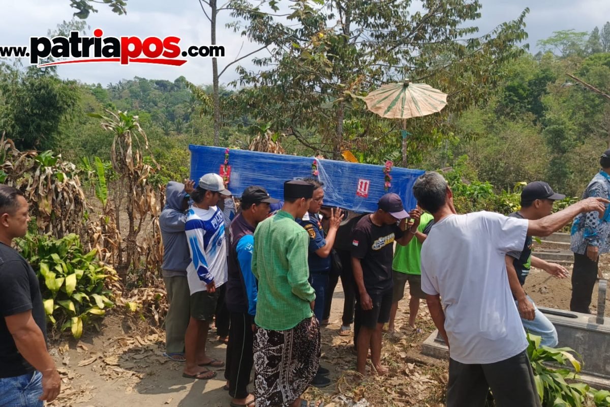 Prosesi pemakaman Reyner Fausta Yosilianto (22), korban meninggal dalam insiden KM Virgo Transport 8, berlangsung di Desa Krisik, Kecamatan Gandusari, Kabupaten Blitar, Selasa (15/9/2026). Prosesi pemakaman Reyner Fausta Yosilianto (22), korban meninggal dalam insiden KM Virgo Transport 8, berlangsung di Desa Krisik, Kecamatan Gandusari, Kabupaten Blitar, Selasa (15/9/2026).