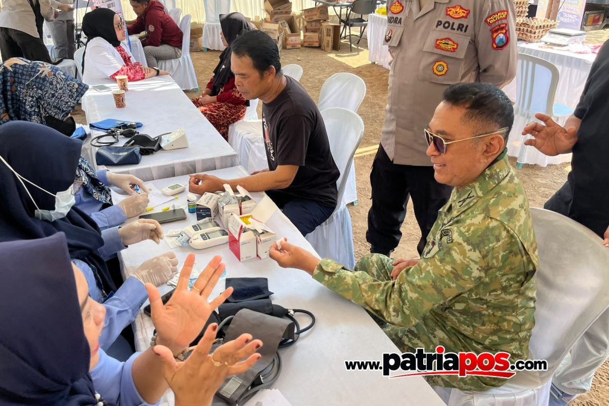 Polish_20260918_131311691 Petugas kesehatan memberikan pemeriksaan kesehatan gratis kepada masyarakat dalam program Jumat Berkah Polres Blitar di Desa Bululawang, Kecamatan Bakung, Kabupaten Blitar, Jumat (18/9/2026).