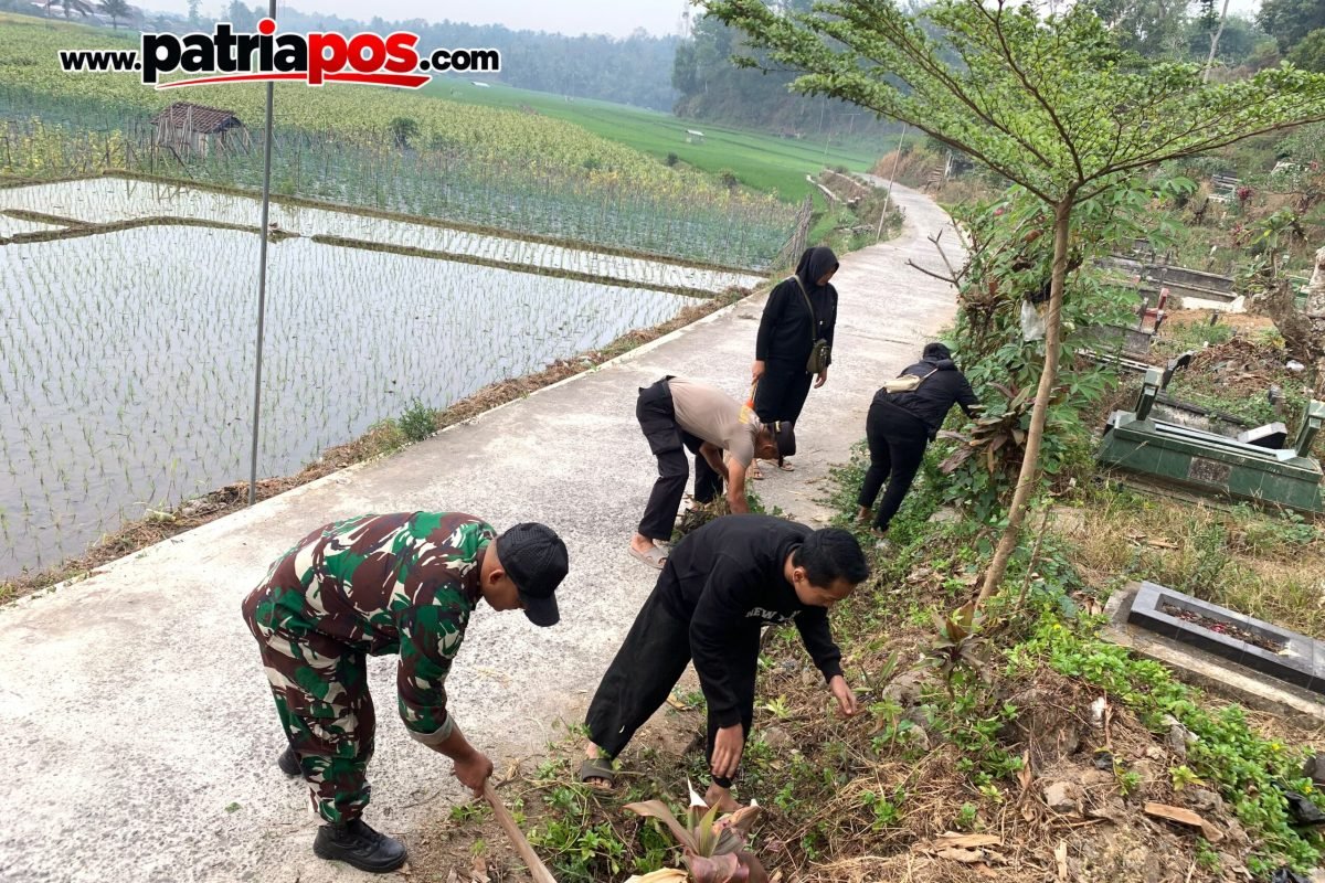 Polish_20260919_123259578 Polsek Gandusari bersama Forkopimcam, pemerintah desa, dan perguruan silat bergotong royong membersihkan area makam dan lingkungan sekitar di Desa Semen, Kecamatan Gandusari, Kabupaten Blitar, Sabtu (19/9/2026).