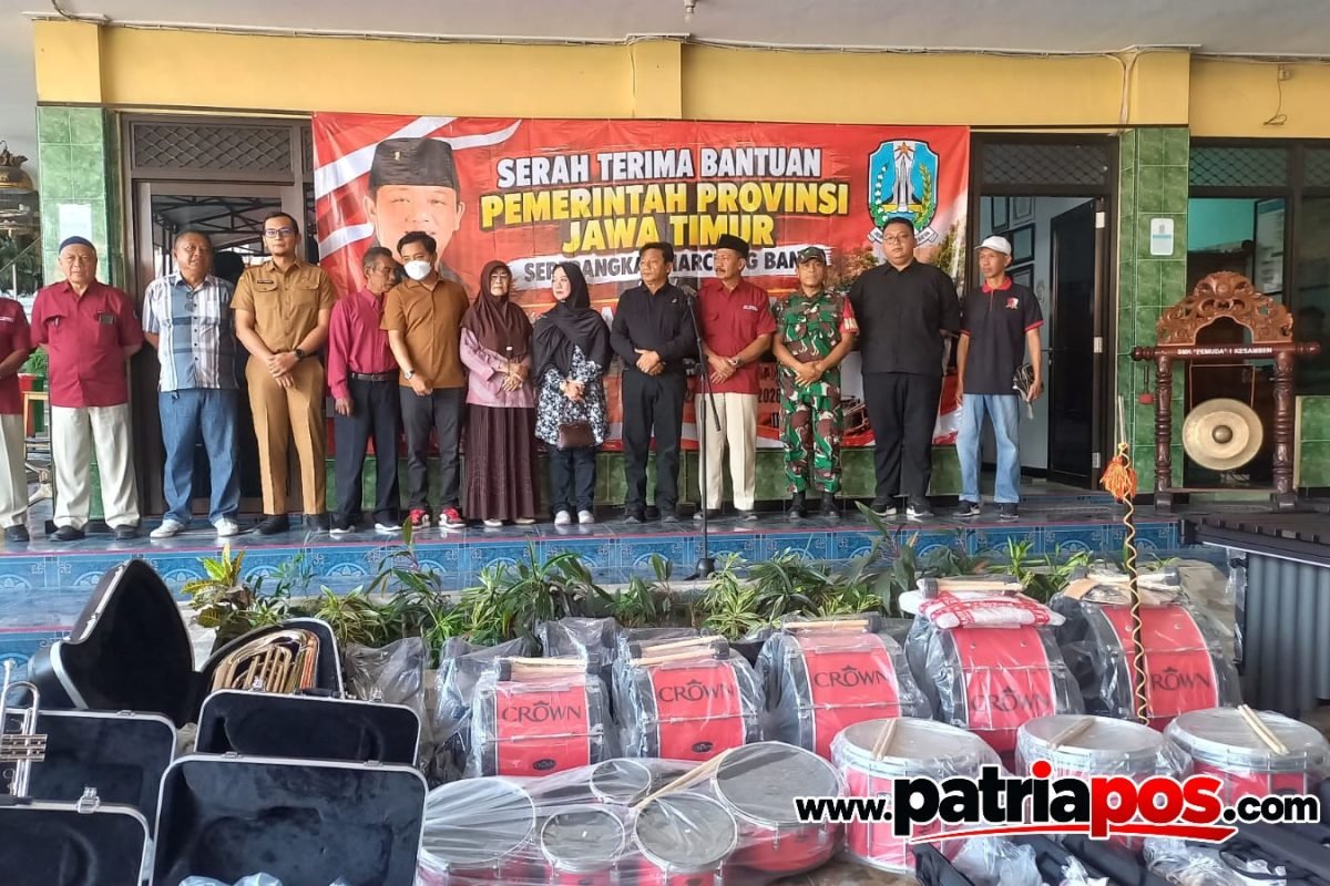 Penyerahan bantuan seperangkat marching band dari Pemerintah Provinsi Jawa Timur kepada SMKS Pemuda 1 Kesamben, Kabupaten Blitar, Selasa (22/9/2026). Penyerahan bantuan seperangkat marching band dari Pemerintah Provinsi Jawa Timur kepada SMKS Pemuda 1 Kesamben, Kabupaten Blitar, Selasa (22/9/2026).