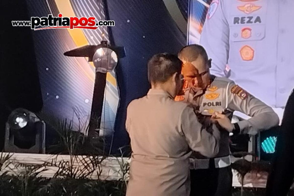 Polish_20260923_211821874 Dirlantas Polda Sumbar Kombes Pol. Reza menerima Pin Emas Kapolri pada peringatan HUT Lalu Lintas Bhayangkara ke-71 di Padang, Selasa (22/9/2026).
