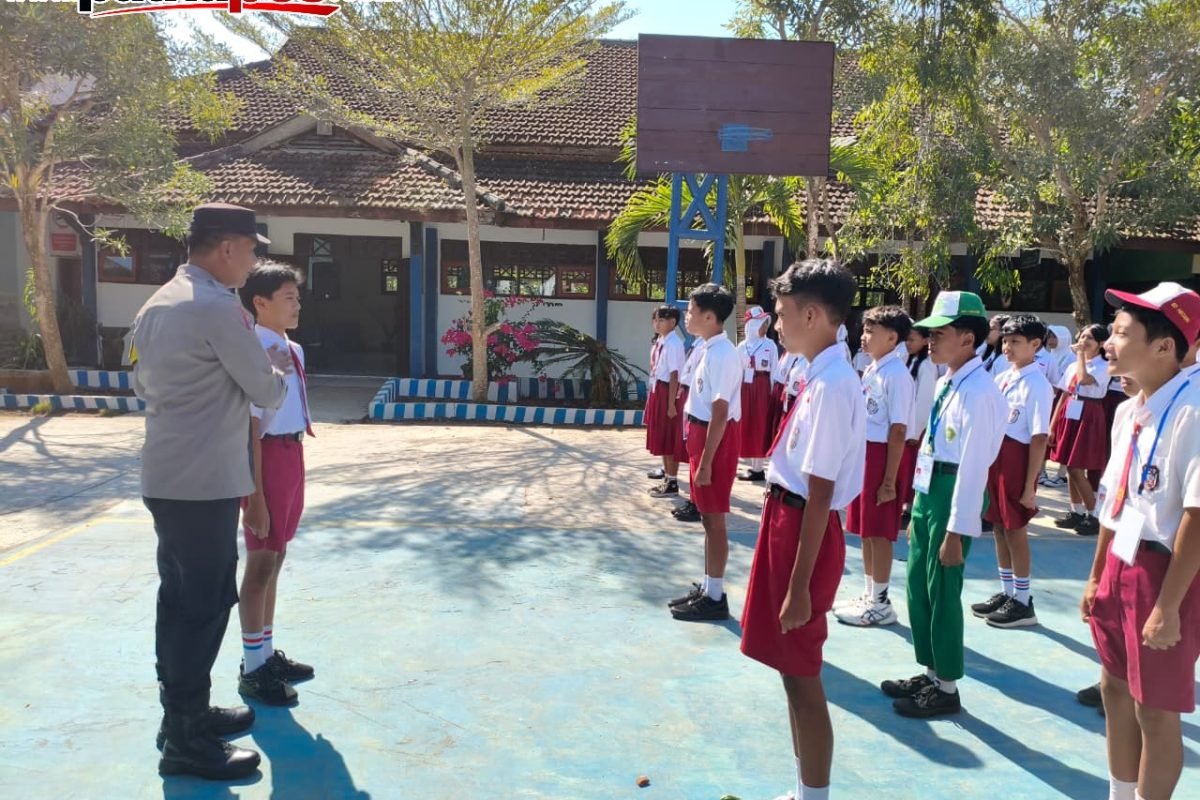 Polish_20260928_145359835 Bhabinkamtibmas Desa Kaligambir saat memberikan pembinaan kepada para siswa dalam kegiatan Police Goes to School di SDN 01 Kaligambir, Kecamatan Panggungrejo, Kabupaten Blitar, Senin (28/9/2026).