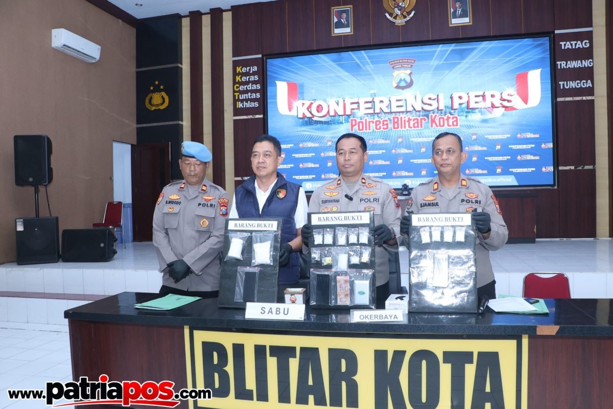 Waka Polres Blitar Kota Kompol Subiantana bersama jajaran menunjukkan barang bukti sabu dan pil dobel L hasil pengungkapan kasus peredaran narkoba dan obat keras berbahaya di wilayah Blitar Raya, Rabu (30/9/2026). Waka Polres Blitar Kota Kompol Subiantana bersama jajaran menunjukkan barang bukti sabu dan pil dobel L hasil pengungkapan kasus peredaran narkoba dan obat keras berbahaya di wilayah Blitar Raya, Rabu (30/9/2026).