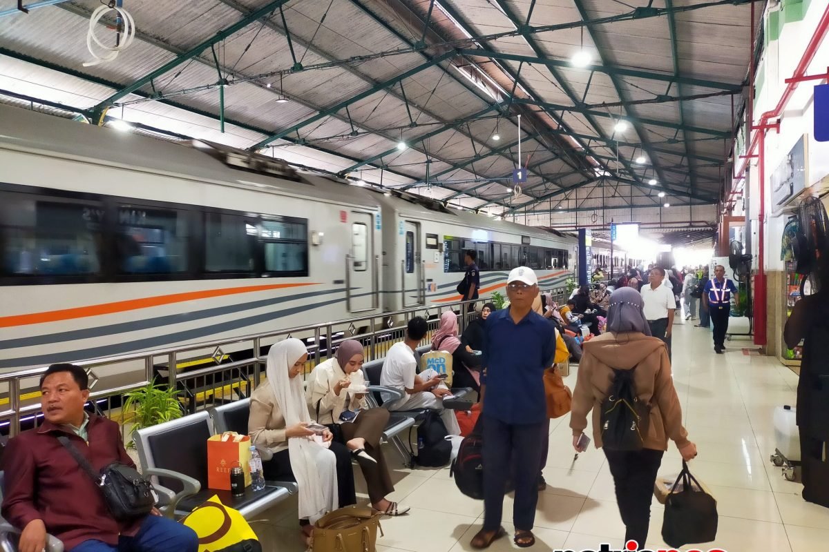 Penumpang berada di area stasiun dalam layanan KAI Daop 7 Madiun. Jumlah pelanggan kereta api di wilayah tersebut mencapai 4,66 juta orang hingga September 2026. Penumpang berada di area stasiun dalam layanan KAI Daop 7 Madiun. Jumlah pelanggan kereta api di wilayah tersebut mencapai 4,66 juta orang hingga September 2026.