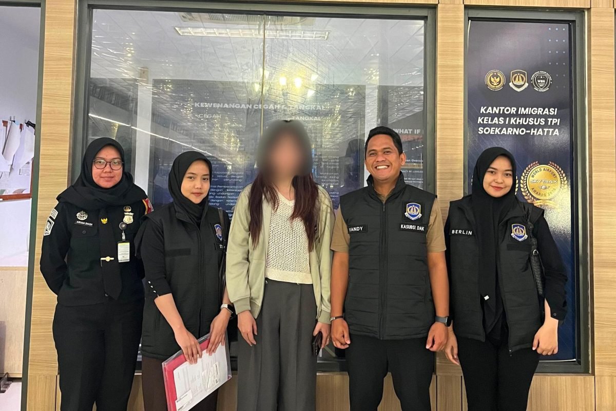 Petugas Kantor Imigrasi Blitar bersama seorang warga negara asing (WNA) dalam proses penanganan kasus overstay sebelum yang bersangkutan dideportasi ke Jepang. Petugas Kantor Imigrasi Blitar bersama seorang warga negara asing (WNA) dalam proses penanganan kasus overstay sebelum yang bersangkutan dideportasi ke Jepang.