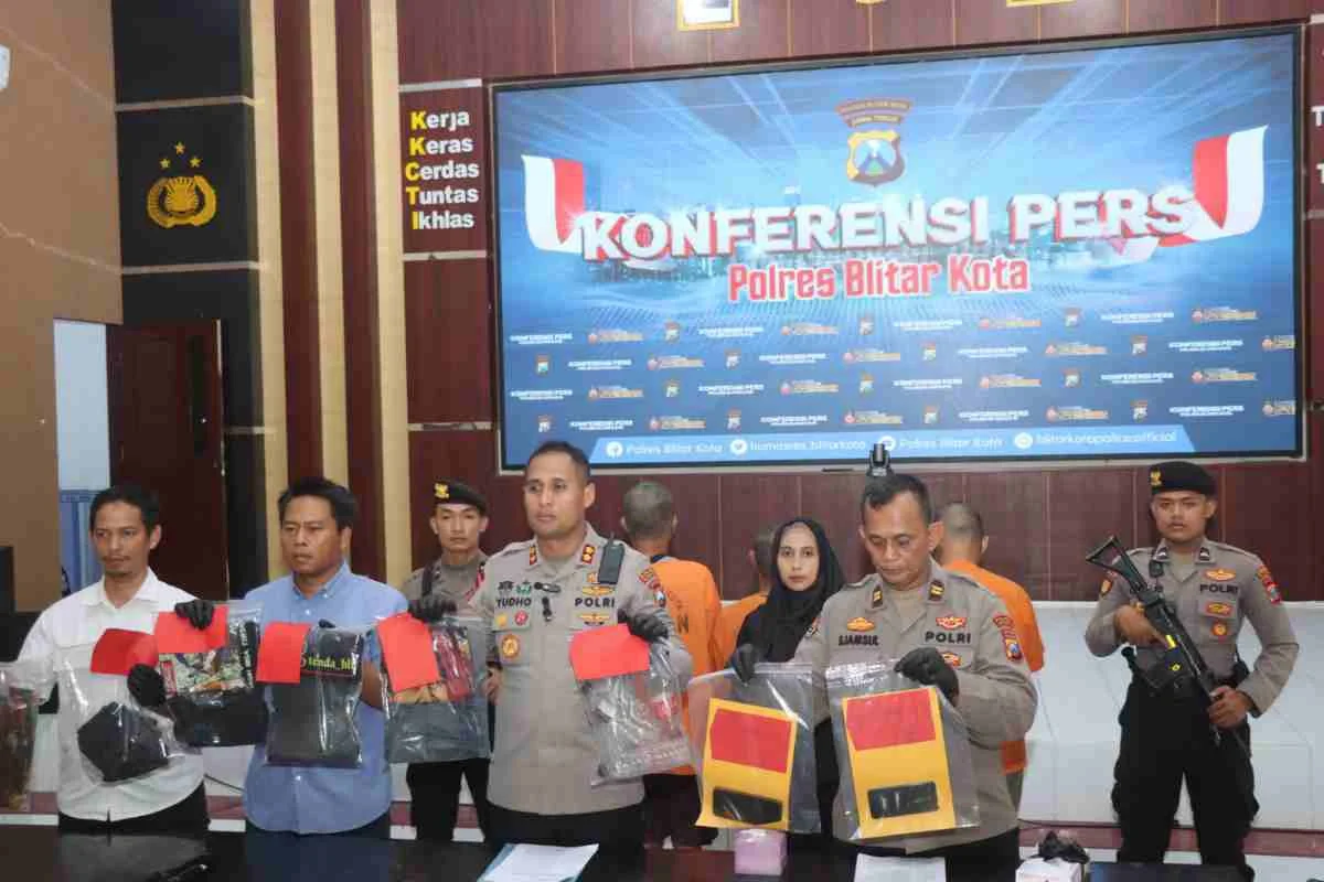 Polres Blitar Kota menghadirkan barang bukti dan tiga tersangka kasus pengeroyokan yang menewaskan seorang pria di Karangsari dalam konferensi pers, Senin (19/8/2025).