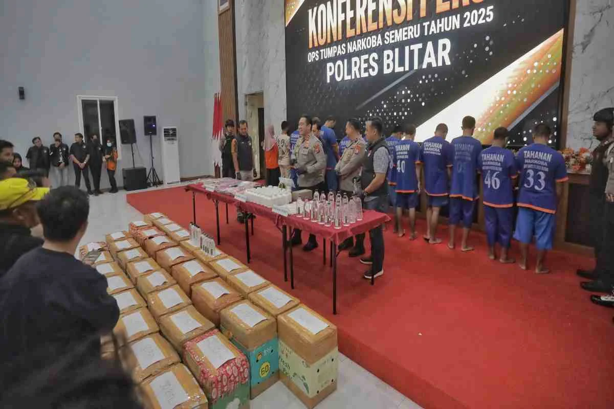 Polres Blitar Tangkap 13 Tersangka dalam Operasi Tumpas Narkoba 2025, Amankan Ribuan Pil Okerbaya, Sabu, hingga 1.750 Botol Miras Ilegal Polres Blitar Tangkap 13 Tersangka dalam Operasi Tumpas Narkoba 2025, Amankan Ribuan Pil Okerbaya, Sabu, hingga 1.750 Botol Miras Ilegal