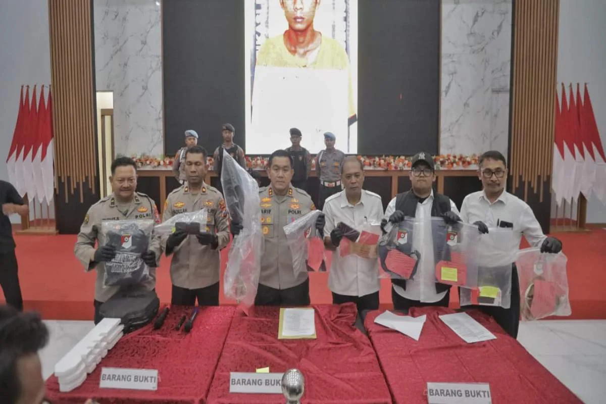 Polres Blitar berhasil ungkap 18 kasus pencurian dan perampasan. Satu pelaku residivis dibekuk beserta sejumlah barang bukti Polres Blitar berhasil ungkap 18 kasus pencurian dan perampasan. Satu pelaku residivis dibekuk beserta sejumlah barang bukti