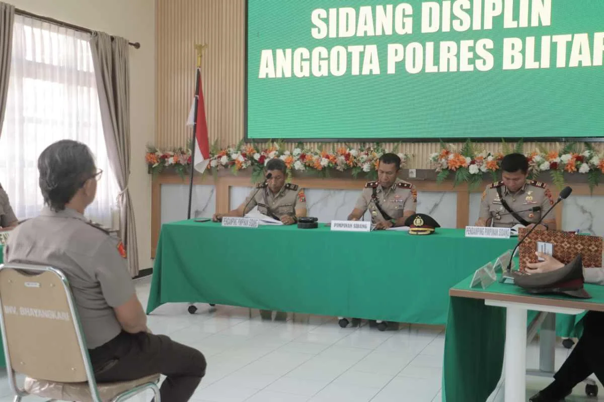 Polres Blitar menggelar sidang disiplin terhadap anggota yang dilaporkan dalam kasus dugaan salah tangkap sebagai bentuk komitmen penegakan disiplin dan transparansi internal, Rabu (17/12/2025).
