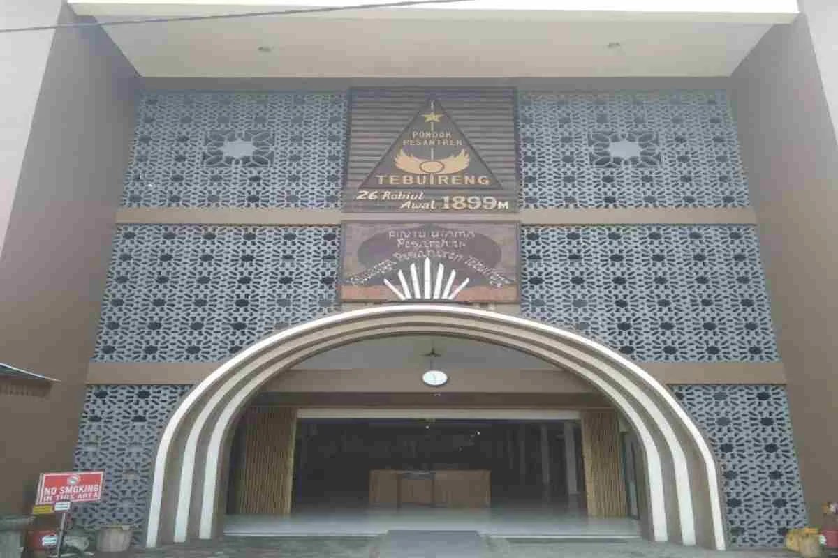Pondok Pesantren Tebuireng di Jombang, didirikan KH. Hasyim Asy’ari pada 1899, kini menjadi salah satu pusat pendidikan Islam terbesar di Indonesia.