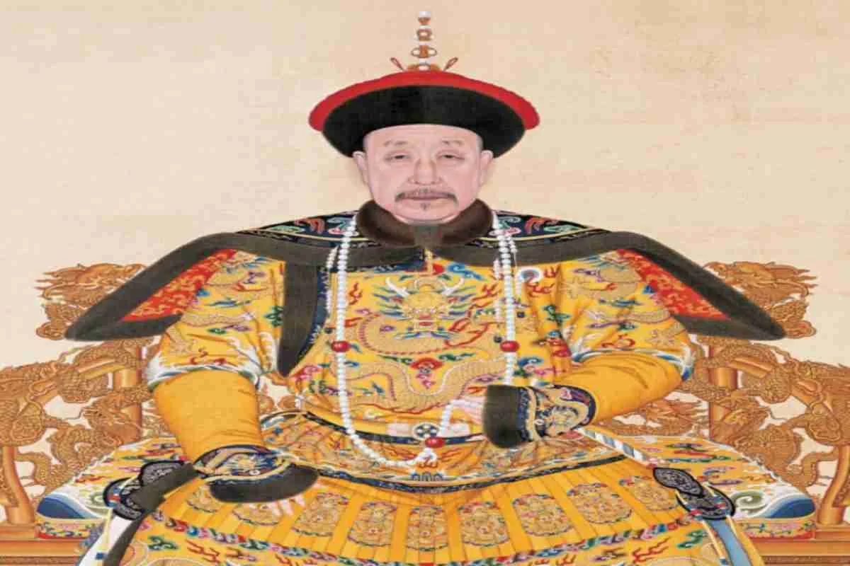 Potret Kaisar Qianlong dengan jubah kekaisaran kuning berhias naga, melambangkan kemegahan dan kekuasaan Dinasti Qing. Sumber: Palace Museum, Beijing (Public Domain, Wikimedia Commons)