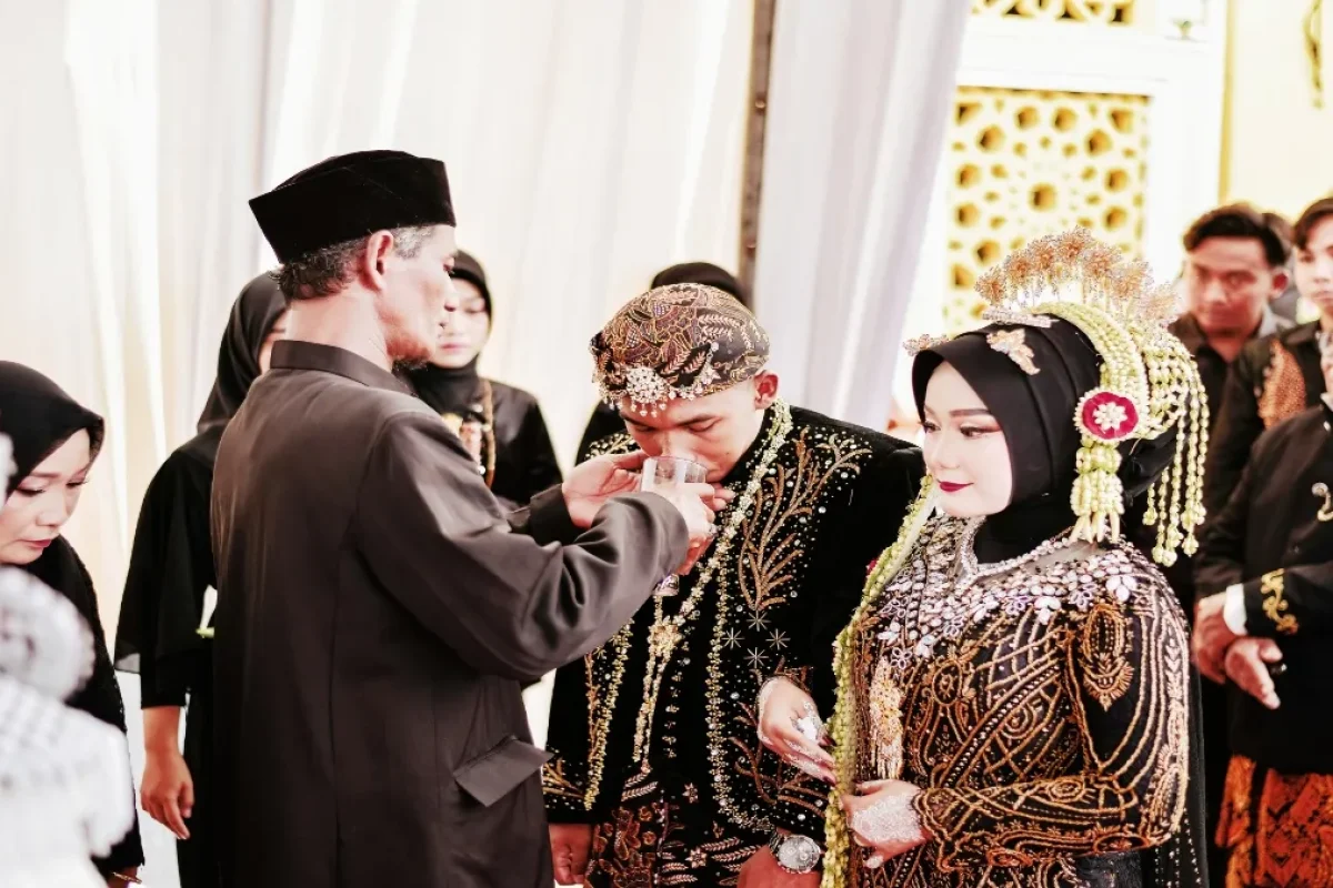 Prosesi pernikahan adat Jawa sebagai bagian dari tradisi budaya yang diwariskan secara turun temurun.