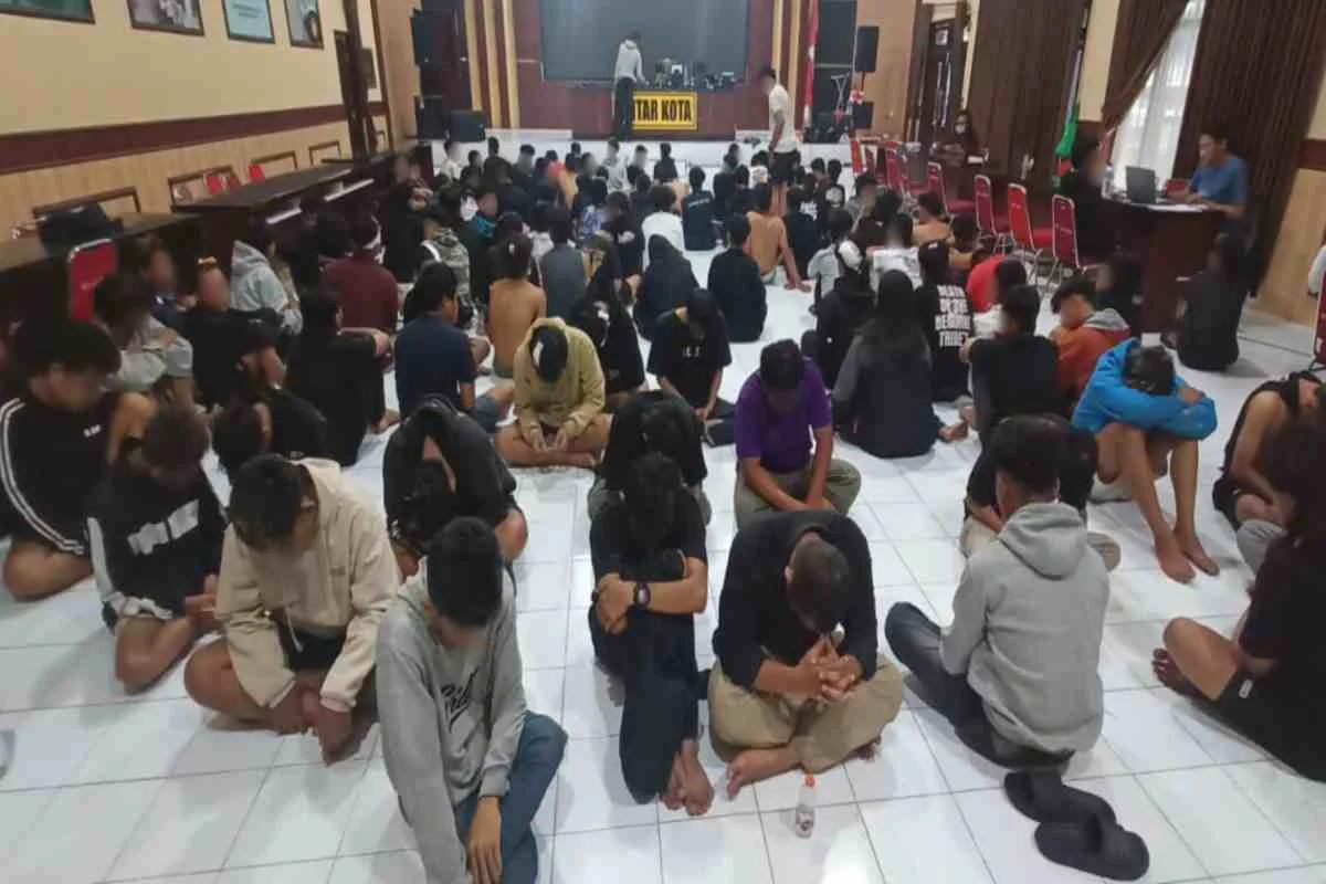 Puluhan orang yang diamankan polisi usai kericuhan di Blitar dikumpulkan di Mapolres untuk menjalani pemeriksaan.