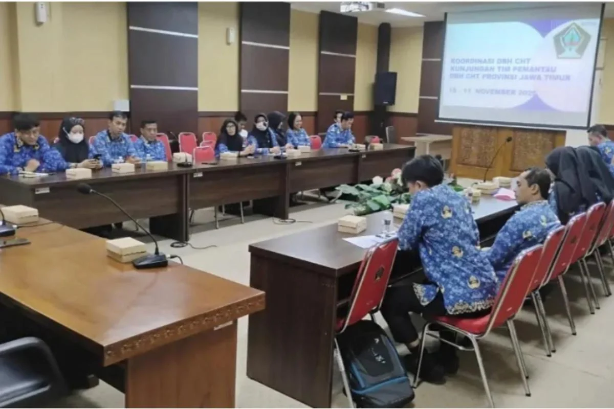 Rapat koordinasi Pemprov Jatim bersama Pemkab Blitar membahas pelaksanaan DBHCHT 2025 dan memastikan program tepat sasaran bagi petani.