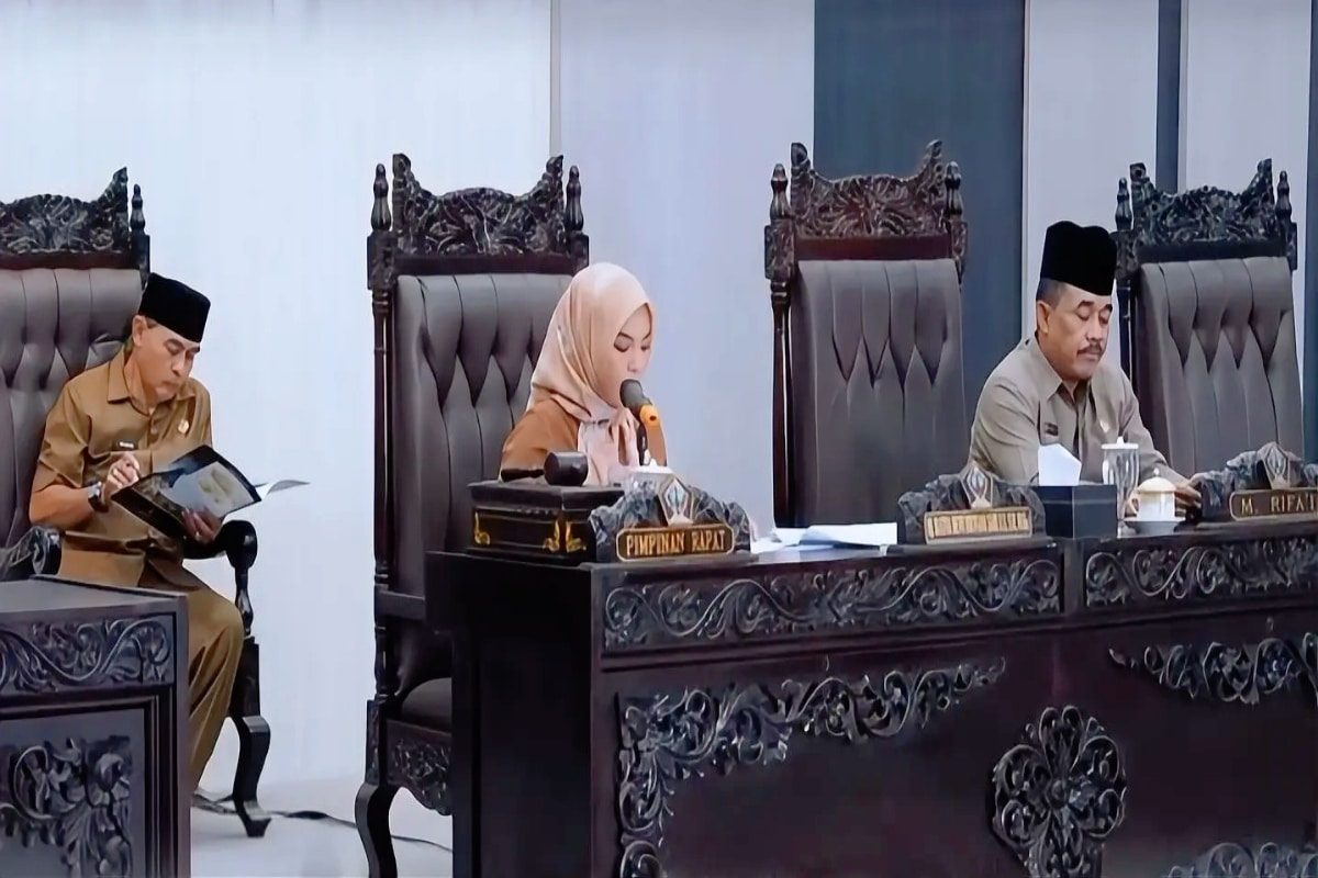 Suasana Rapat Paripurna DPRD Kabupaten Blitar saat pembahasan LKPJ 2025 dan pembentukan Pansus.