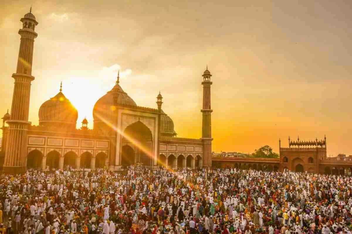 Ribuan umat Islam berkumpul di masjid untuk memperingati Maulid Nabi Muhammad SAW.