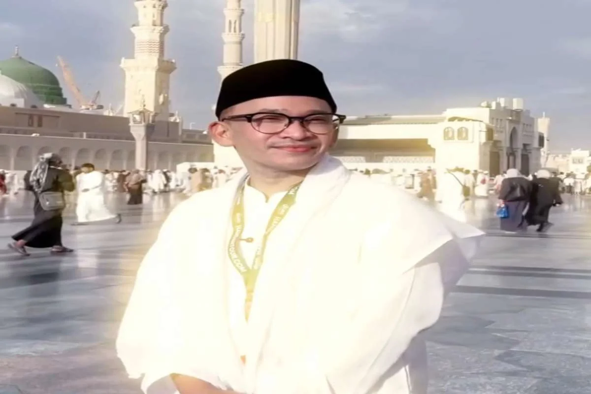 Ruben Onsu saat berada di pelataran Masjid Nabawi, Madinah, dalam perjalanan umrah perdananya setelah menjadi mualaf. Ruben Onsu saat berada di pelataran Masjid Nabawi, Madinah, dalam perjalanan umrah perdananya setelah menjadi mualaf.