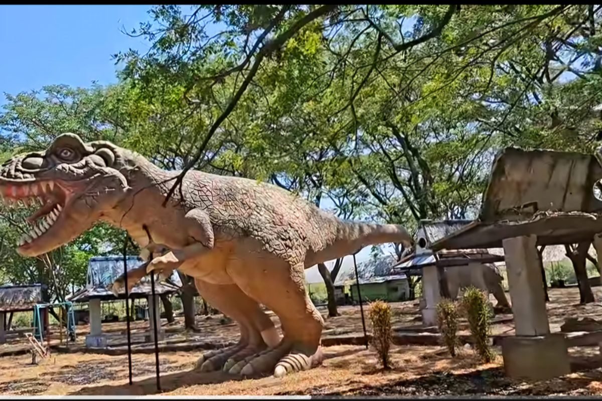 Patung dinosaurus berdiri di salah satu sudut Kenjeran Park (Kenpark), Surabaya, yang kini tampak lengang. Patung dinosaurus berdiri di salah satu sudut Kenjeran Park (Kenpark), Surabaya, yang kini tampak lengang.