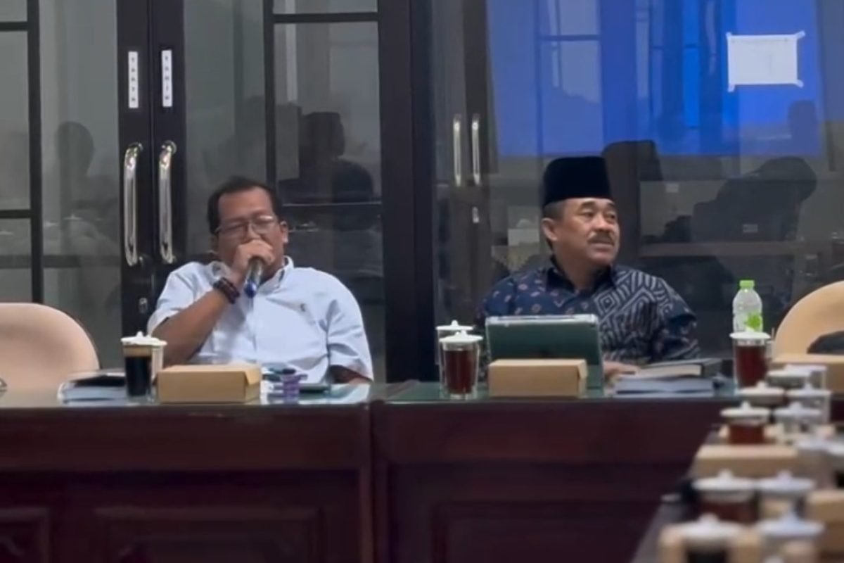 Suasana Rapat Kerja Banggar DPRD Kabupaten Blitar bersama TAPD terkait Pembahasan Hasil Evaluasi Gubernur Jawa Timur atas Raperda Perubahan APBD TA 2026 di Kantor DPRD Kabupaten Blitar, Kanigoro. Suasana Rapat Kerja Banggar DPRD Kabupaten Blitar bersama TAPD terkait Pembahasan Hasil Evaluasi Gubernur Jawa Timur atas Raperda Perubahan APBD TA 2026 di Kantor DPRD Kabupaten Blitar, Kanigoro.