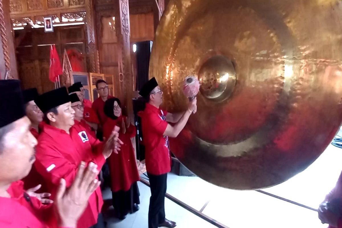 Sekretaris DPD PDI Perjuangan Jawa Timur, Deni Wicaksono, memukul gong sebagai tanda dibukanya Musancab serentak di Kabupaten Blitar.