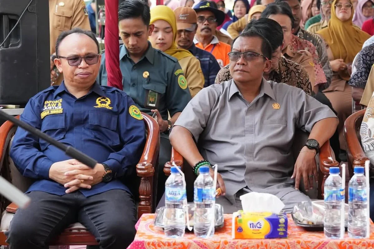 Ketua DPRD Kabupaten Blitar, Supriadi saat menghadiri kegiatan Farm Field Day (FFD) Penerapan Pengelolaan Hama Terpadu (PPHT) di Lapangan Desa Popoh, Kecamatan Selopuro, Selasa pagi (21/10/2025).