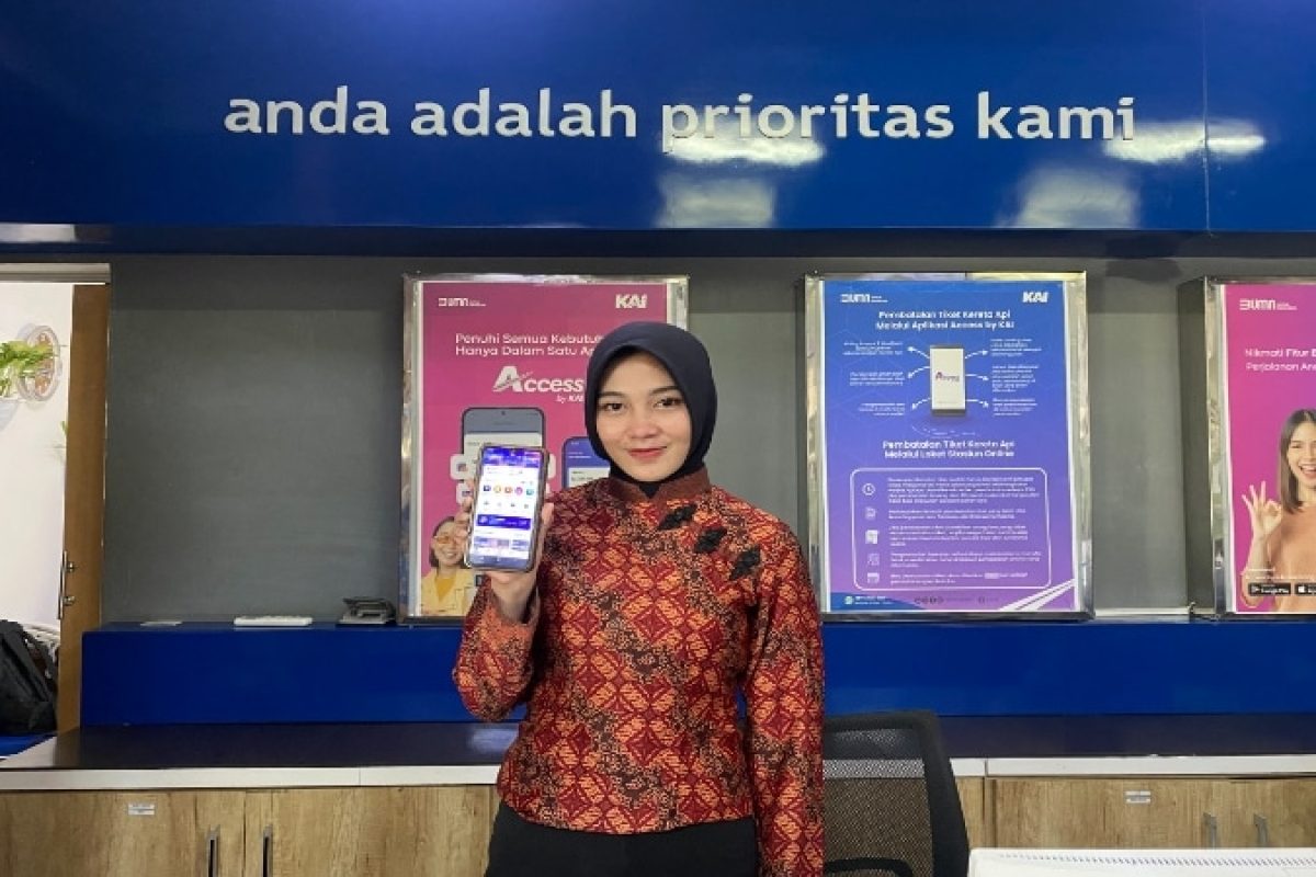 Seorang karyawan PT Kereta Api Indonesia (Persero) mengenalkan aplikasi Access by KAI melalui Program Loyalitas Railpoint.