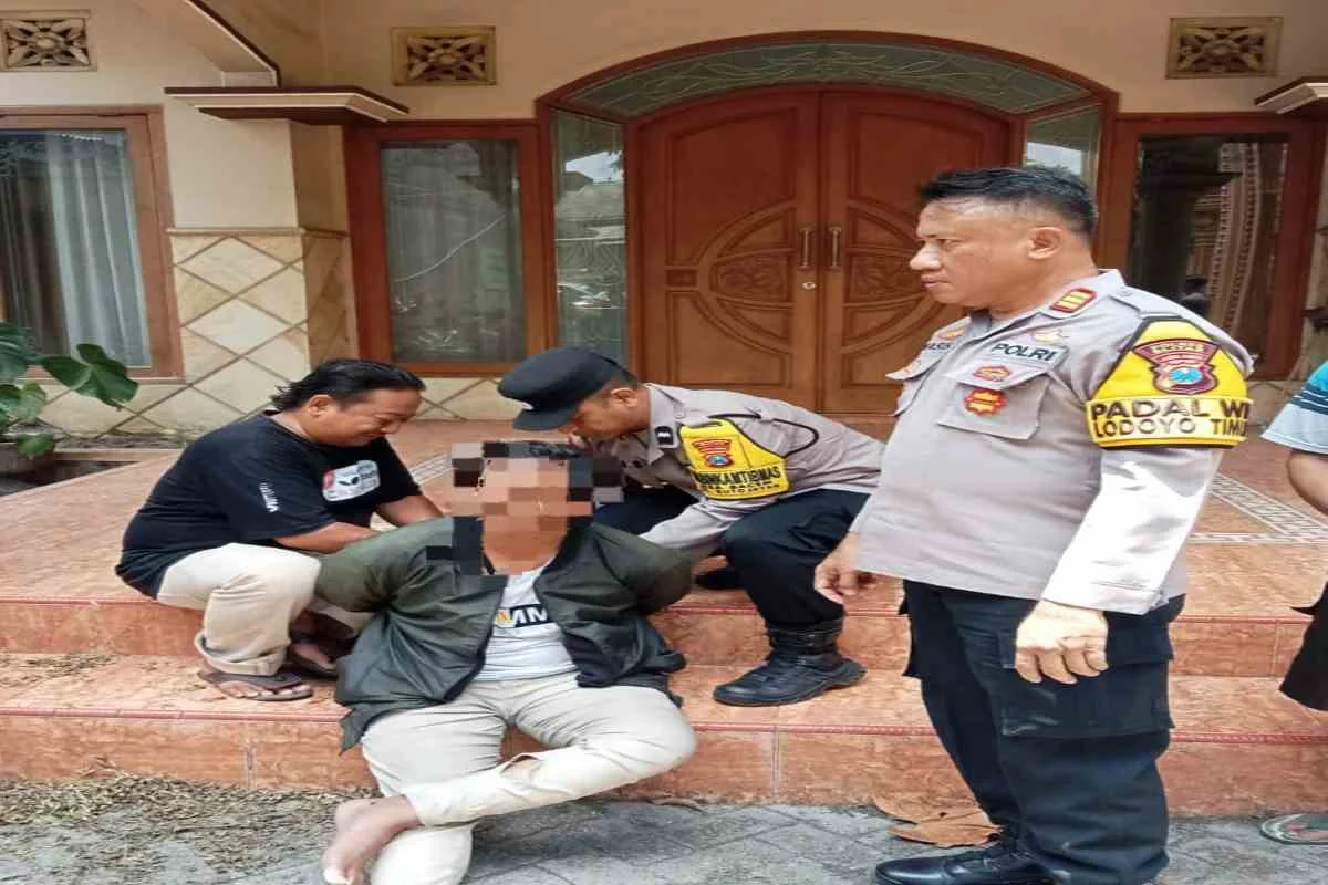Seorang pemuda diamankan polisi dan warga usai kedapatan mencuri uang kotak amal di Mushola Nurul Ulum, Kalipang, Sutojayan, Kabupaten Blitar, Selasa (7/10/2025).