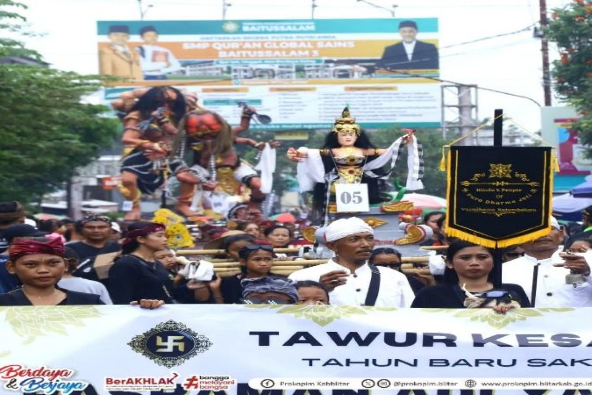 Caption keramaian warga masyarakat Blitar sedang menjalankan Upacara Tawur Kasanga dan Parade Ogoh-ogoh pada Jumat (28/3/25).
