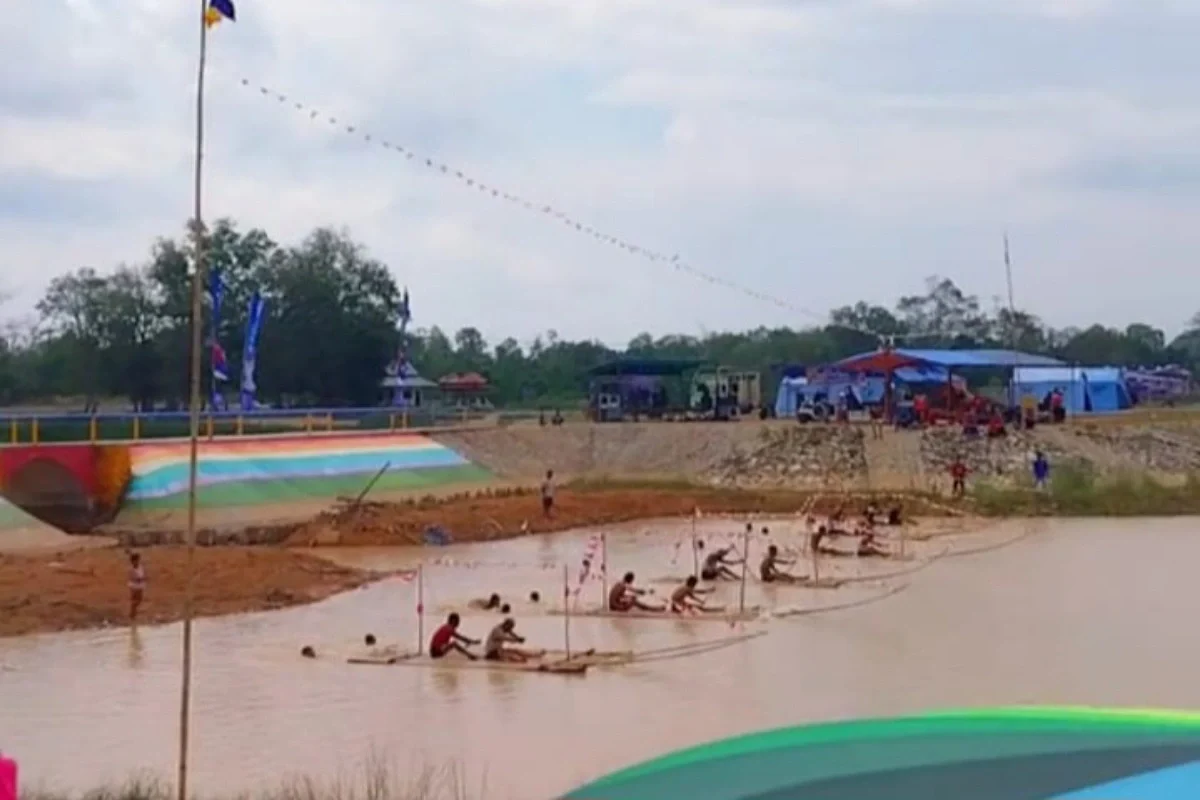 Suasana Lomba Dayung Rakit Bambu di Embung Mempaya yang kembali digelar pada Oktober 2025 dan disambut antusias masyarakat.