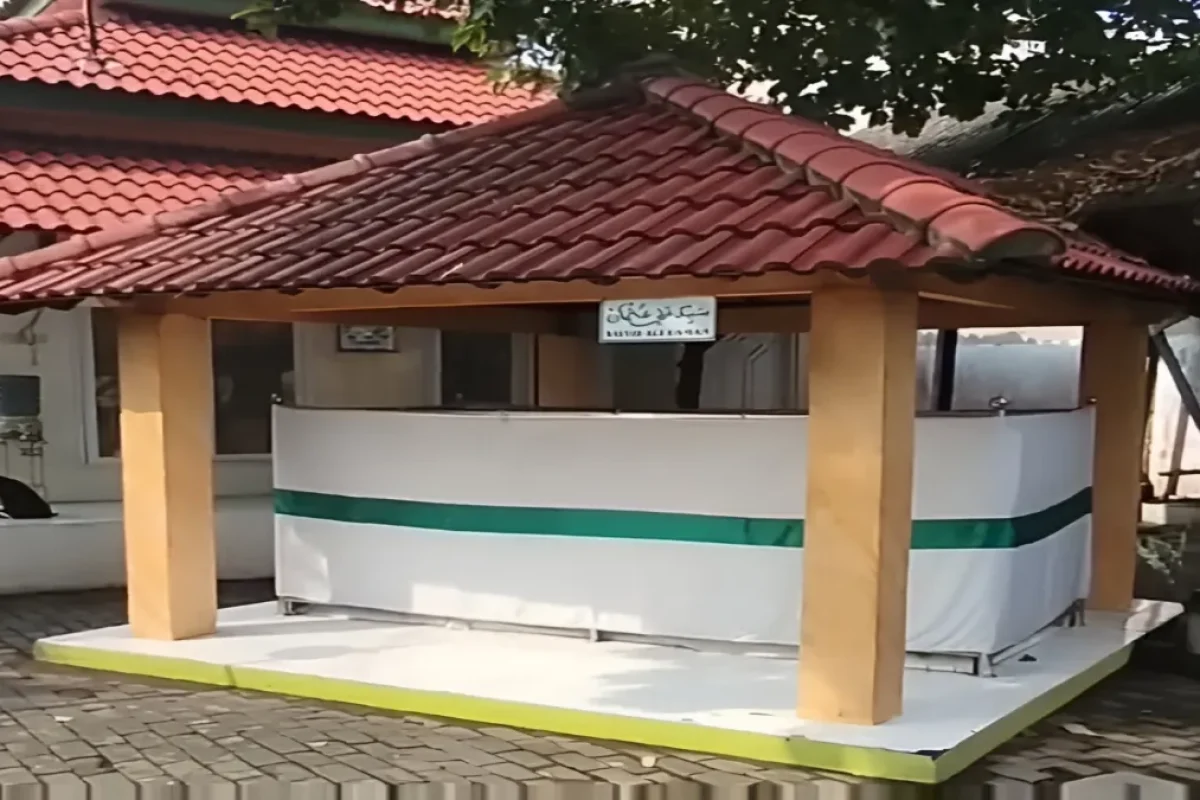 Suasana Makam Mumbul di Sidoarjo yang dipercaya sebagai tempat peristirahatan Mbah Sayyid, ulama penyebar Islam