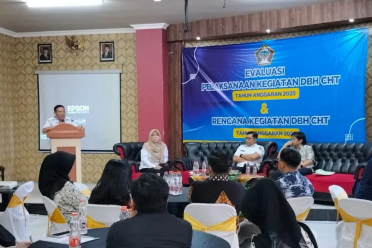 Suasana evaluasi pelaksanaan dan perencanaan program DBHCHT Kabupaten Blitar Tahun Anggaran 2025–2026 yang digelar Disperindag di Hotel Ilhami uasana evaluasi pelaksanaan dan perencanaan program DBHCHT Kabupaten Blitar Tahun Anggaran 2025–2026 yang digelar Disperindag di Hotel Ilhami, Ponggok, Rabu (19/11/2025).