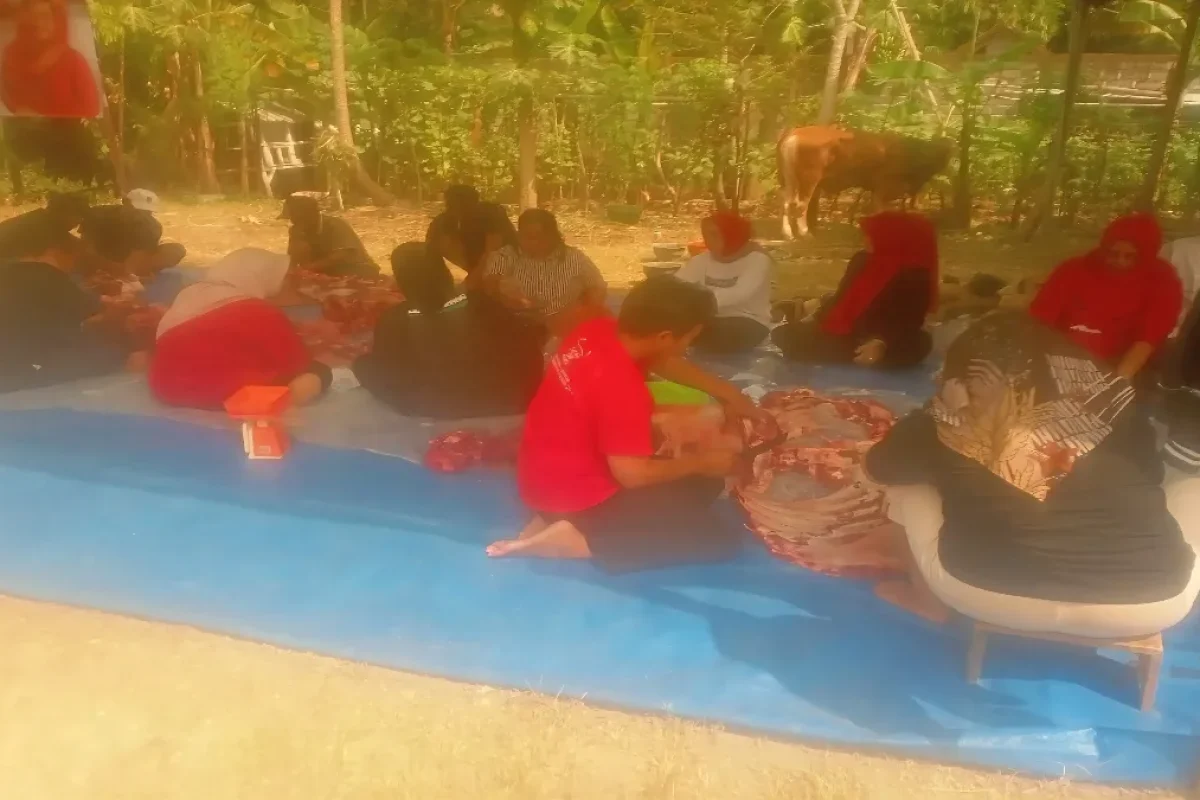 Suasana gotong royong dalam perayaan Idul Adha di Blitar Suasana gotong royong dalam perayaan Idul Adha di Blitar